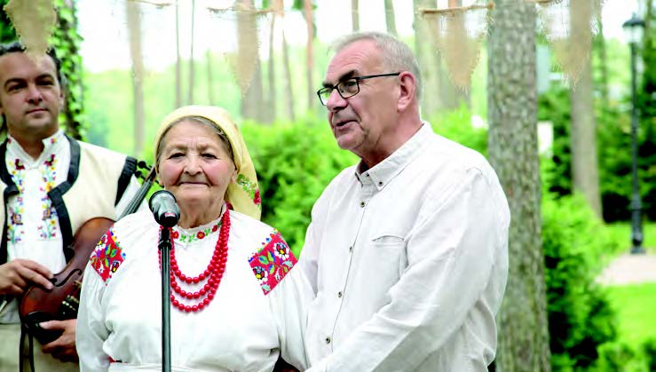 Zbigniew Kowalski razem z Franciszką Drozdek urodzoną w Piotrowcach Dolnych – jedną z uczestniczek oraz organizatórów piewszych «Bukowińskich Spotkań».